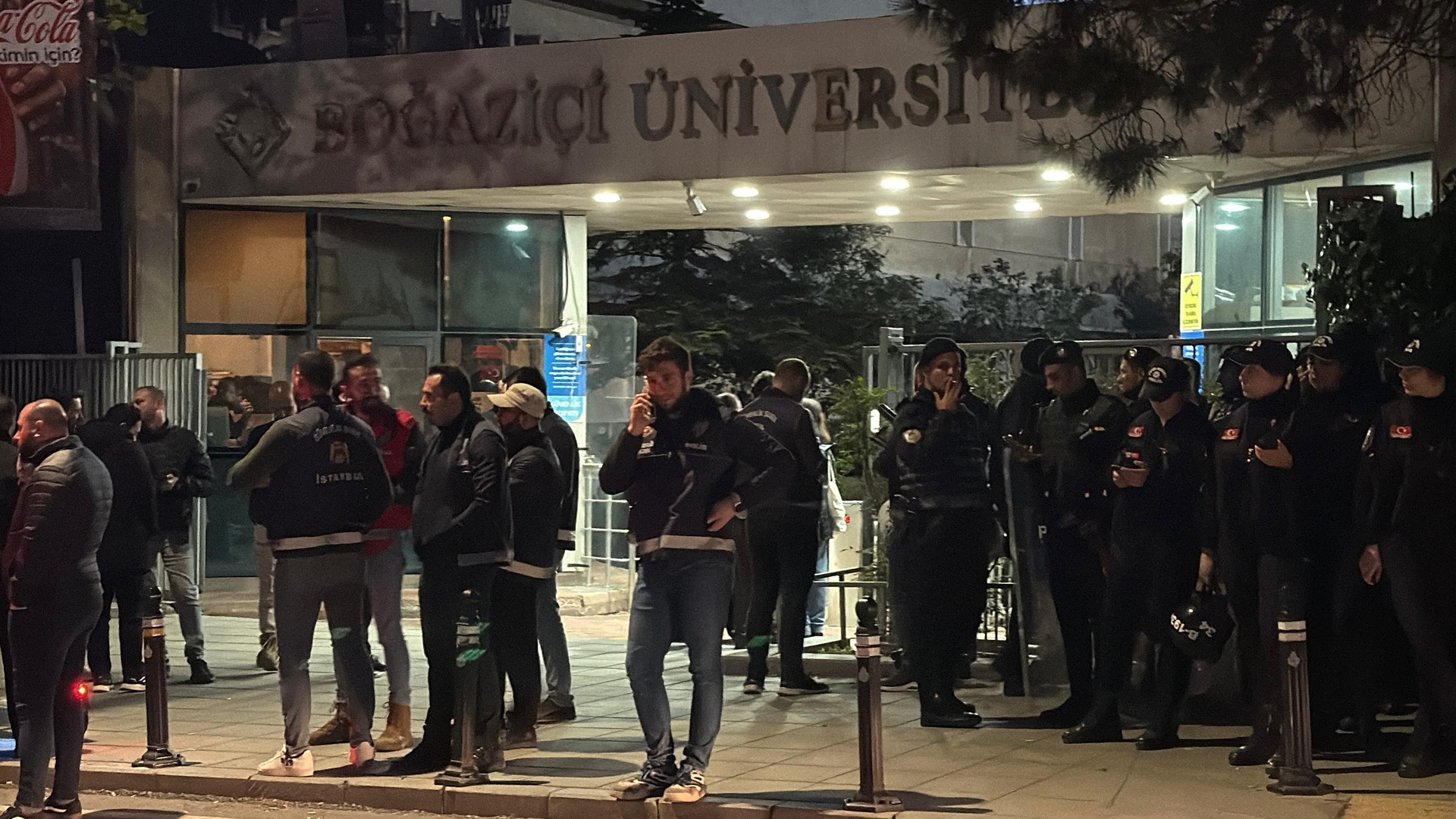 Protestujący zaatakowali policję na Uniwersytecie Boğaziçi: 13 policjantów zostało rannych, 97 zatrzymanych