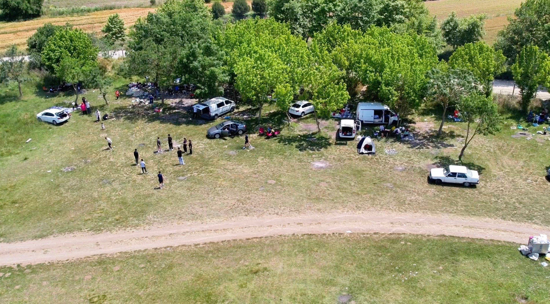 Drukte op picknickplaatsen in Istanbul vanuit de lucht gezien