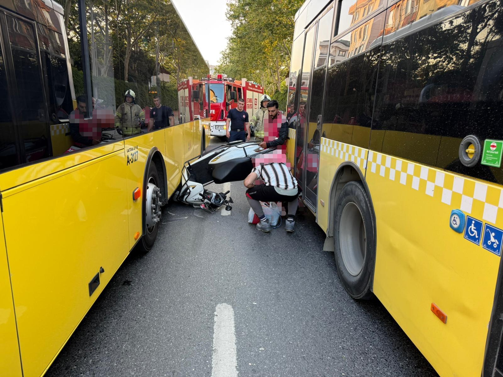 Eyüpsultan’da aynı yerde iki İETT otobüsü kazası: Motosiklet altında kaldı, bir aileye arkadan çarptı