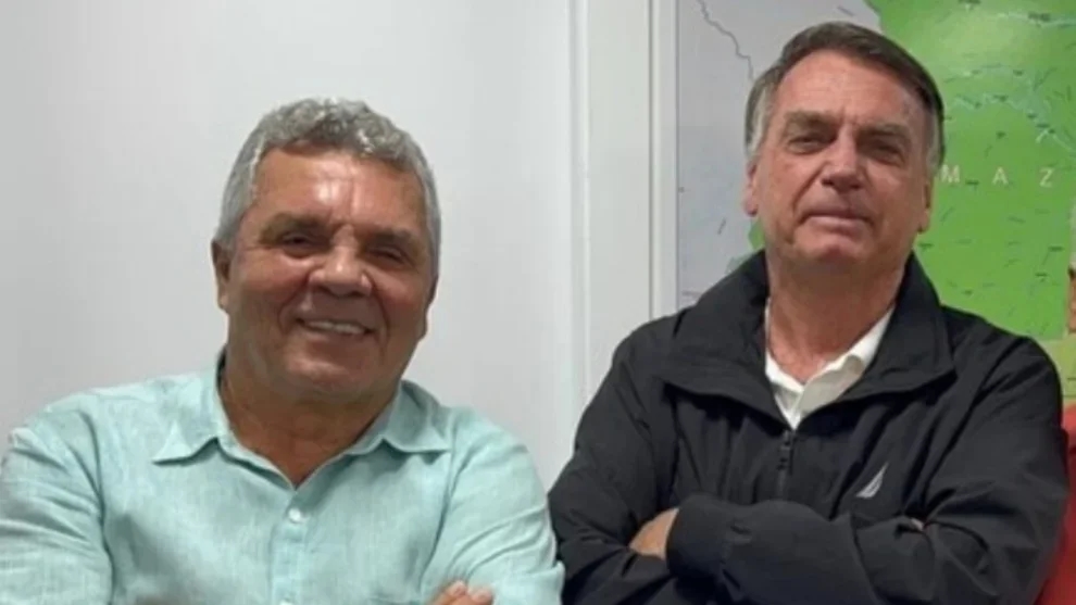 Deputado que se afastou de Bolsonaro e voltou às boas com ele pede para visitá-lo