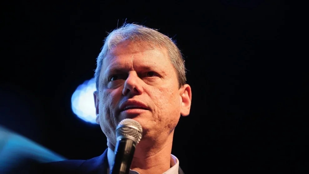 O timing do ataque de Tarcísio a Lula após visita a Bolsonaro