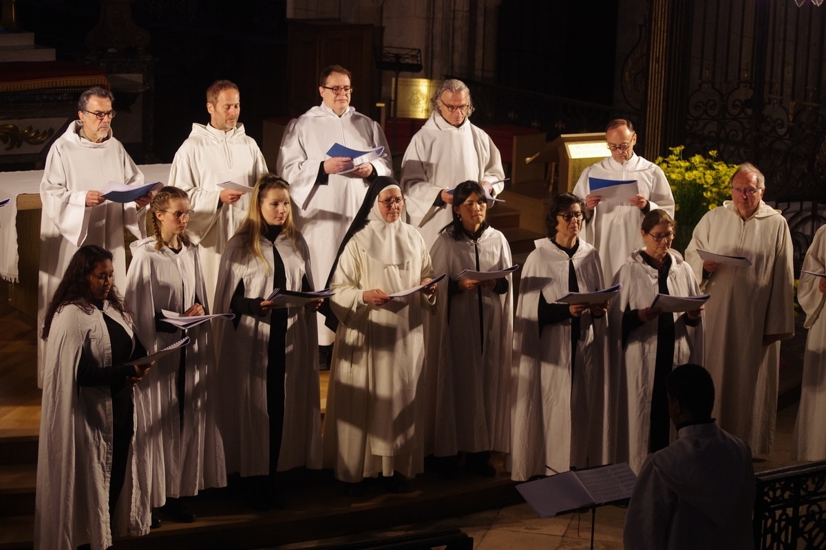 El corazón de la catedral late con el coro gregoriano
