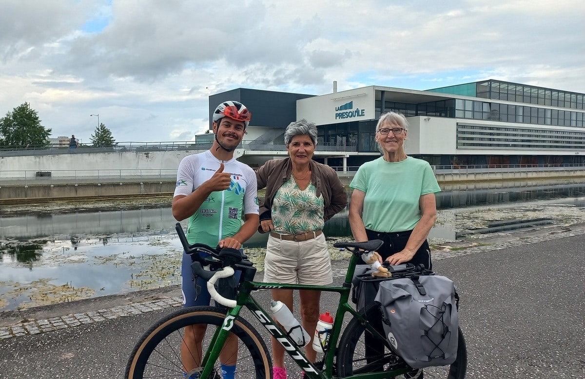 O ciclista Théo Chauvière para em Saint-Dizier