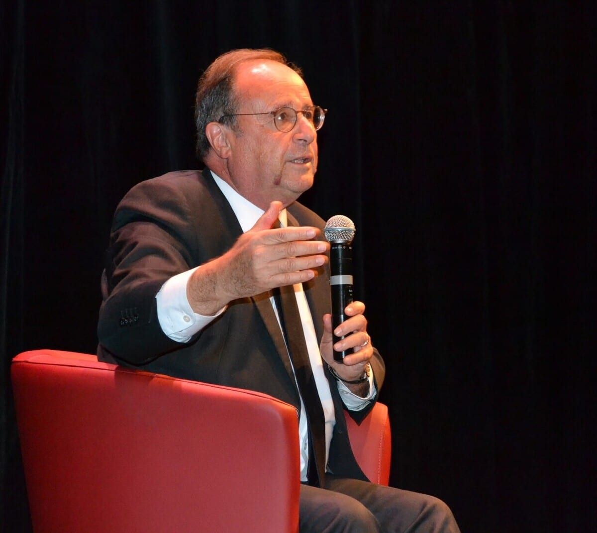 François Hollande con il cuore aperto