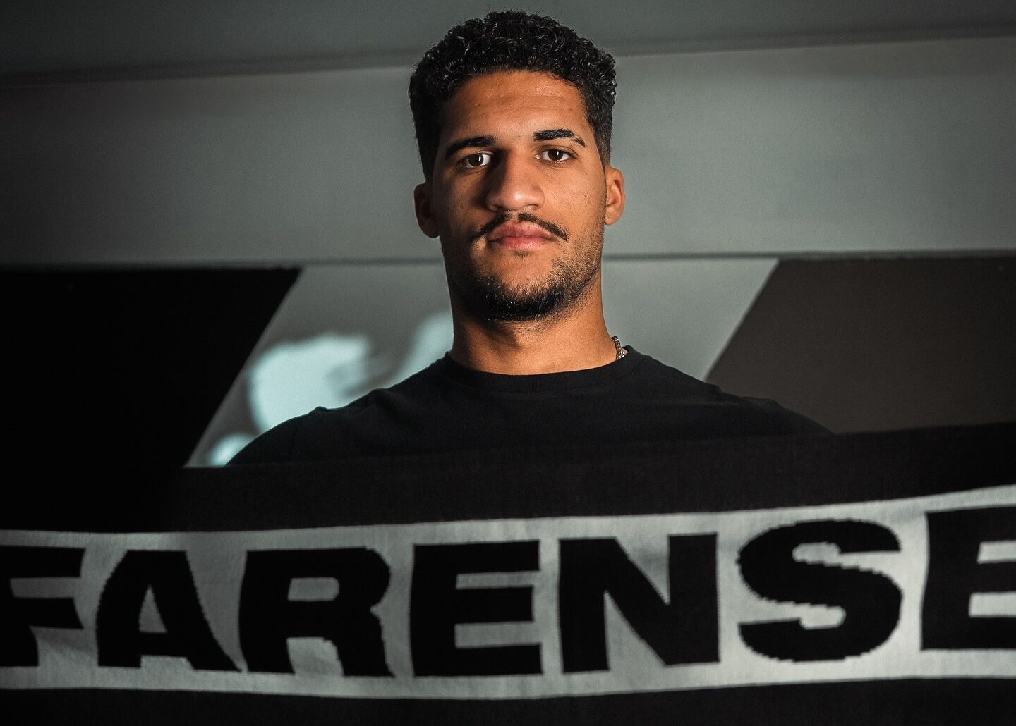 Central Alysson e extremo Bruno Almeida reforçam Farense cedidos pelo Santa Clara