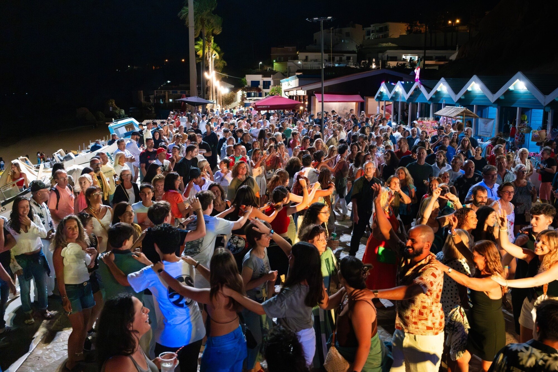 Praia dos Olhos de Água celebra final do verão com música e animação