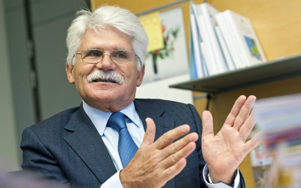 Constituição: Vital Moreira propõe substituir “sociedade socialista” por país “mais livre, justo e fraterno”