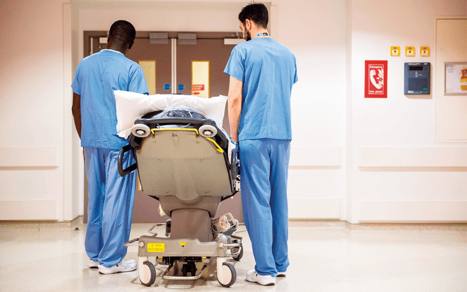 Las enfermeras de hospitales privados reciben un aumento salarial de 100 euros