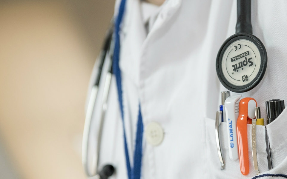 NHS может нанимать на постоянной основе до 350 врачей для реагирования на чрезвычайные ситуации.