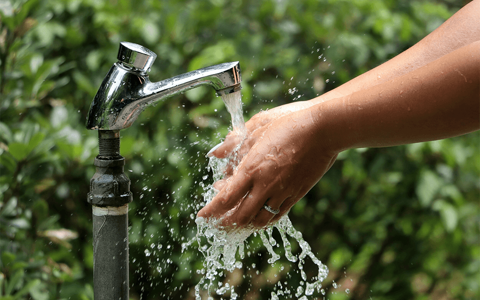 De meeste gemeenten hebben een sociaal watertarief, maar veel rekenen hoge prijzen