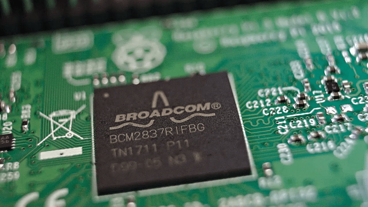 Акции Broadcom подскочили на 9% благодаря объявлению о стратегическом партнерстве с OpenAI
