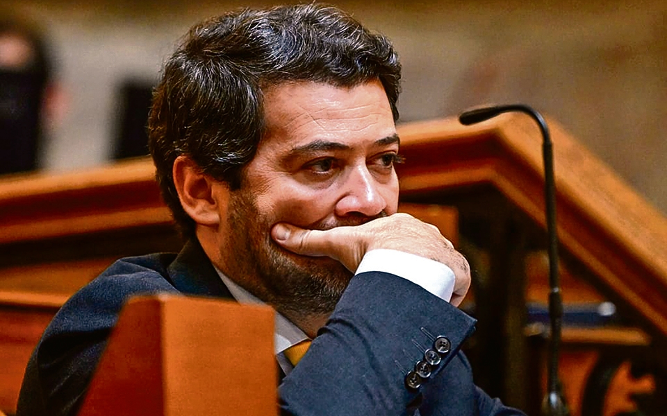 “Um bandido que tem de estar preso”: Ventura vai expulsar mandatário detido por atear fogos