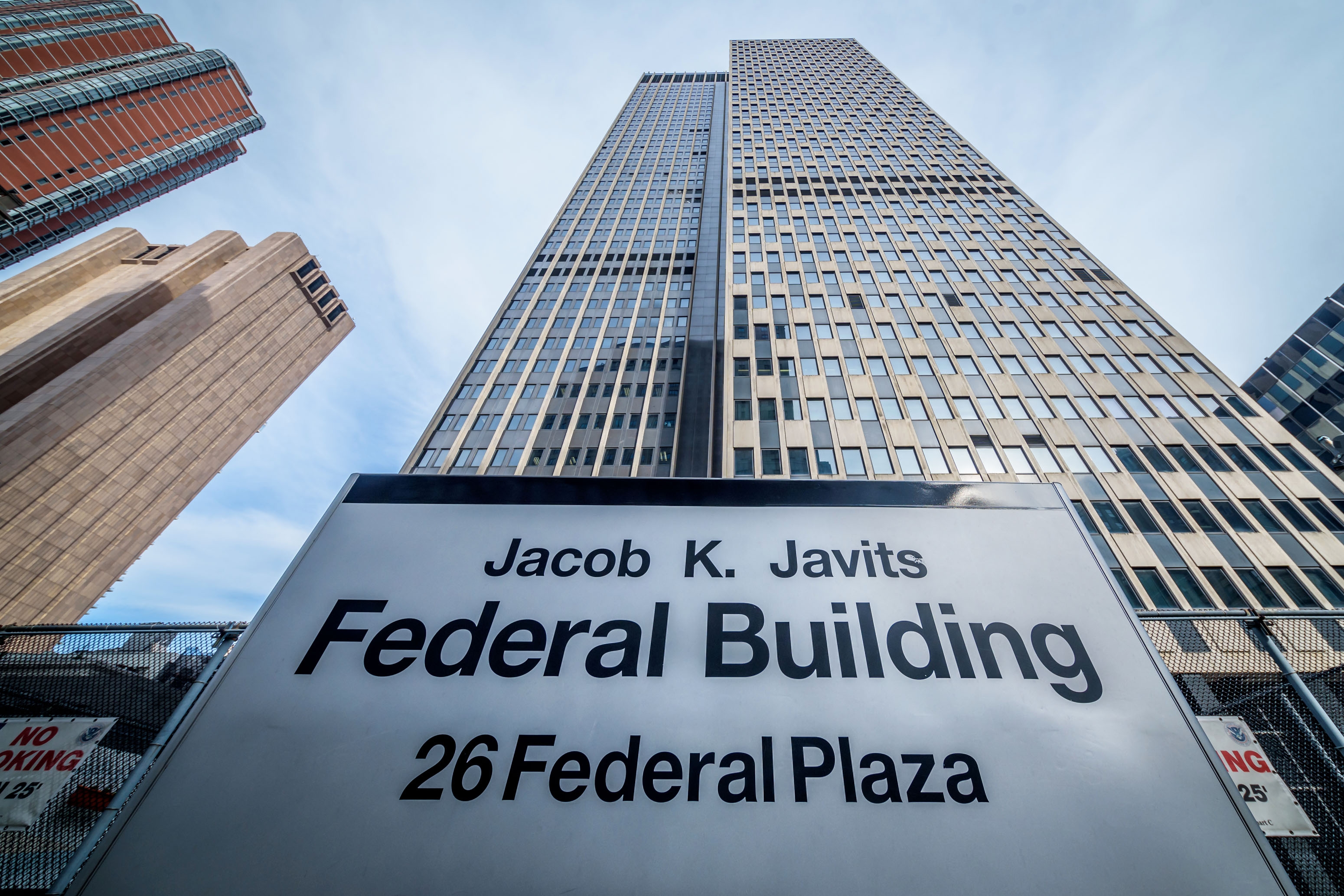 Nel vivace edificio federale di New York, gli uffici dell'HHS sono stranamente silenziosi
