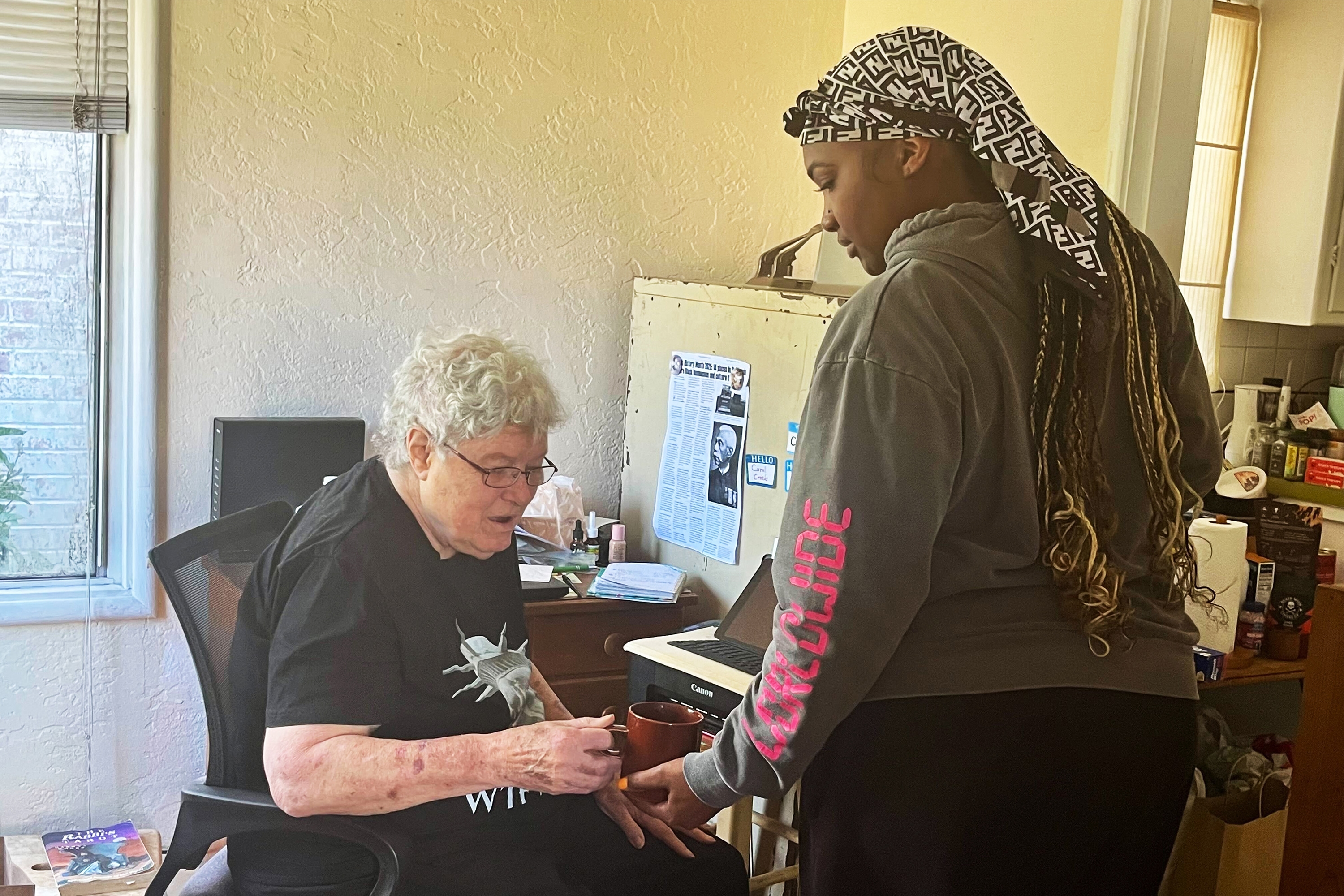I californiani che ricevono assistenza domiciliare temono che i tagli al Medicaid possano mettere fine alla vita indipendente