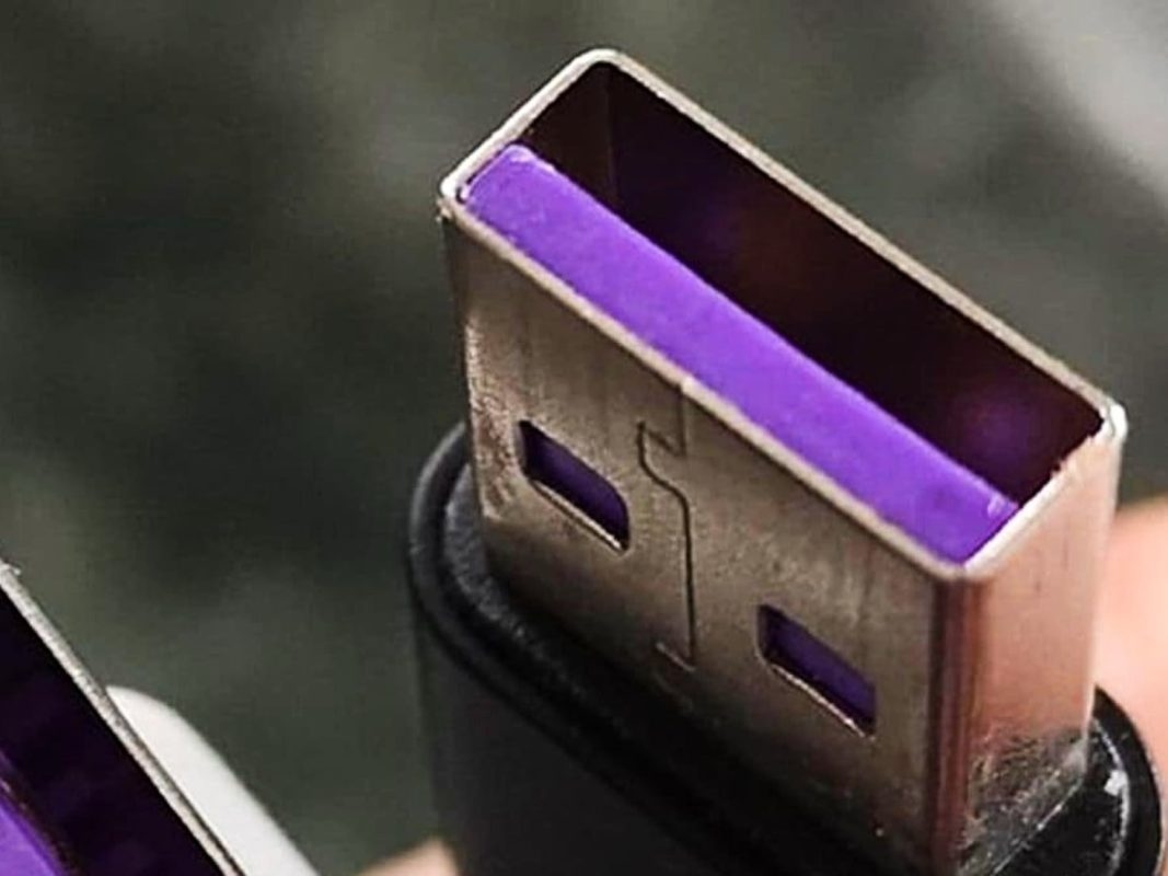 Qual a função dos novos cabos USB roxos e por que eles carregam mais rápido?