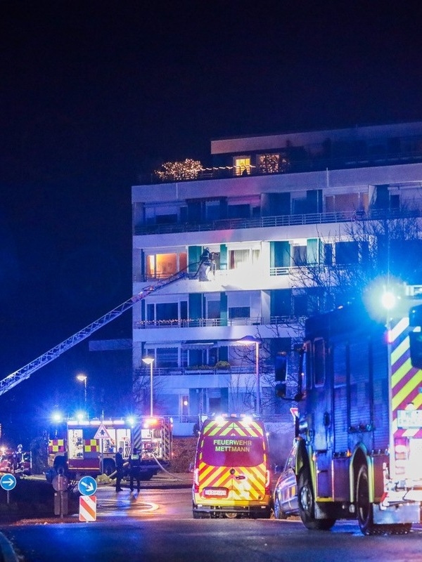 Duisburg - In insgesamt 6 nordrhein-westfälischen Behörden, unter anderem in Duisburg, wurden in einer gemeinsamen Kontrollaktion der Polizei, der Staatsanwaltschaft Duisburg, des Bürger- und Ordnungsamtes der Stadt Duisburg, des Hauptzollamtes und der...