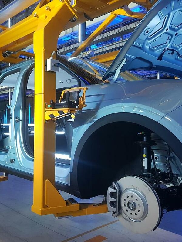 According to preliminary data from the Federal Statistical Office (Destatis), price-adjusted production in the manufacturing sector fell by 1.4 percent in April 2025 compared to March 2025, adjusted for seasonal and calendar effects.