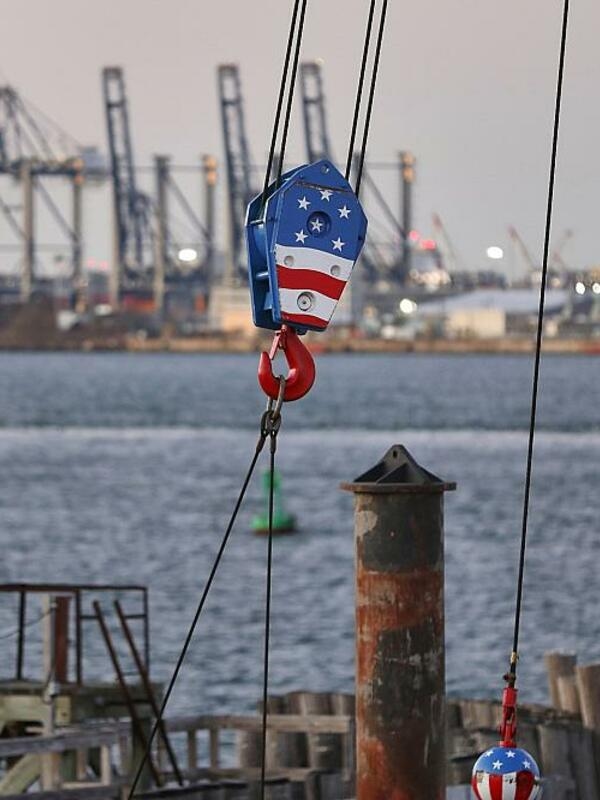 Komisja Europejska planuje przedstawić w środę wniosek ustawodawczy mający na celu obniżenie do zera unijnych taryf na towary przemysłowe z USA.