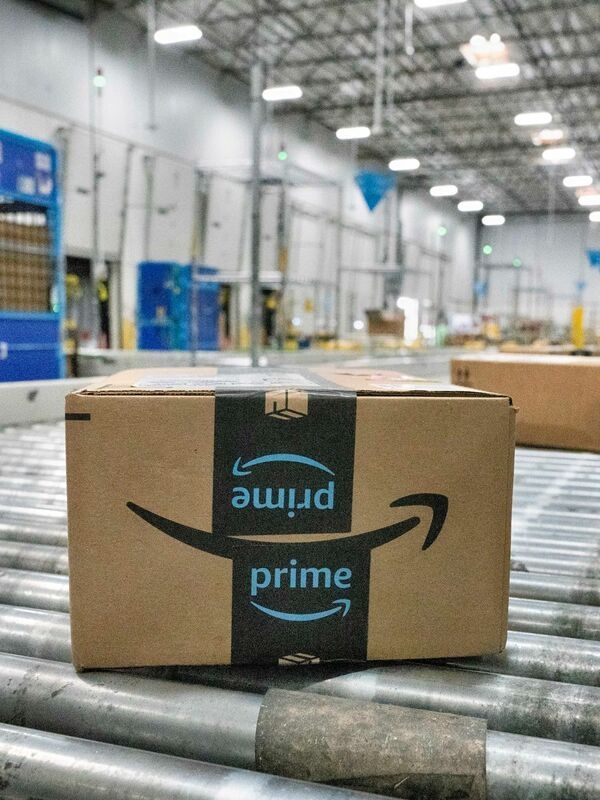 En el último trimestre, Amazon logró aumentar significativamente sus ventas y ganancias.