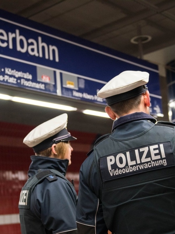 Hamburg - 22 sierpnia 2025 r. około godziny 23:40 patrol policji federalnej na peronie stacji kolei miejskiej Reeperbahn zauważył mężczyznę (m.29), który był pod wyraźnym wpływem alkoholu.