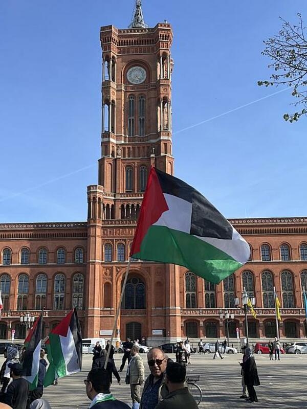 Los dirigentes del partido de izquierda de Berlín piden que la bandera palestina se cuelgue junto a la bandera israelí delante del Ayuntamiento Rojo y otros edificios públicos.