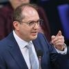 Il ministro federale degli Interni Alexander Dobrindt (CSU) intende accelerare l'espulsione delle persone che non hanno il diritto di soggiorno in Germania attuando il cosiddetto regolamento sui paesi terzi in collaborazione con gli Stati membri dell'UE.
