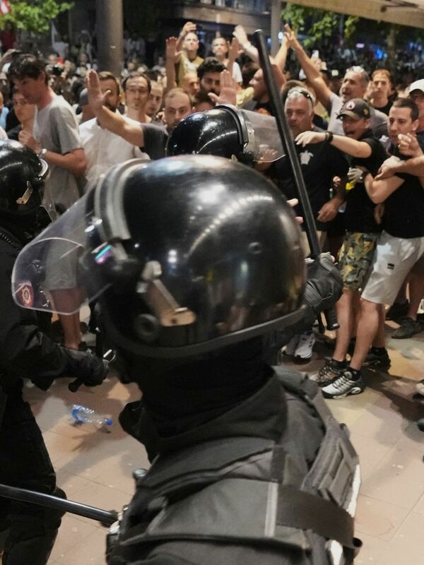 Pela terceira noite consecutiva, houve violência em manifestações contra o governo do presidente Vucic, que foi criticado por ser corrupto.