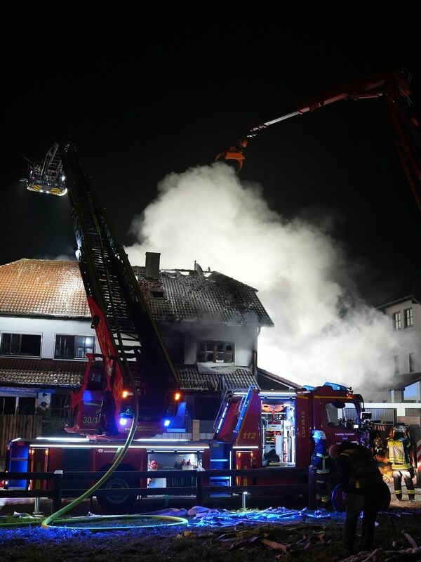 Un'esplosione è seguita dalle fiamme e poi un'intera casa bifamiliare va a fuoco.