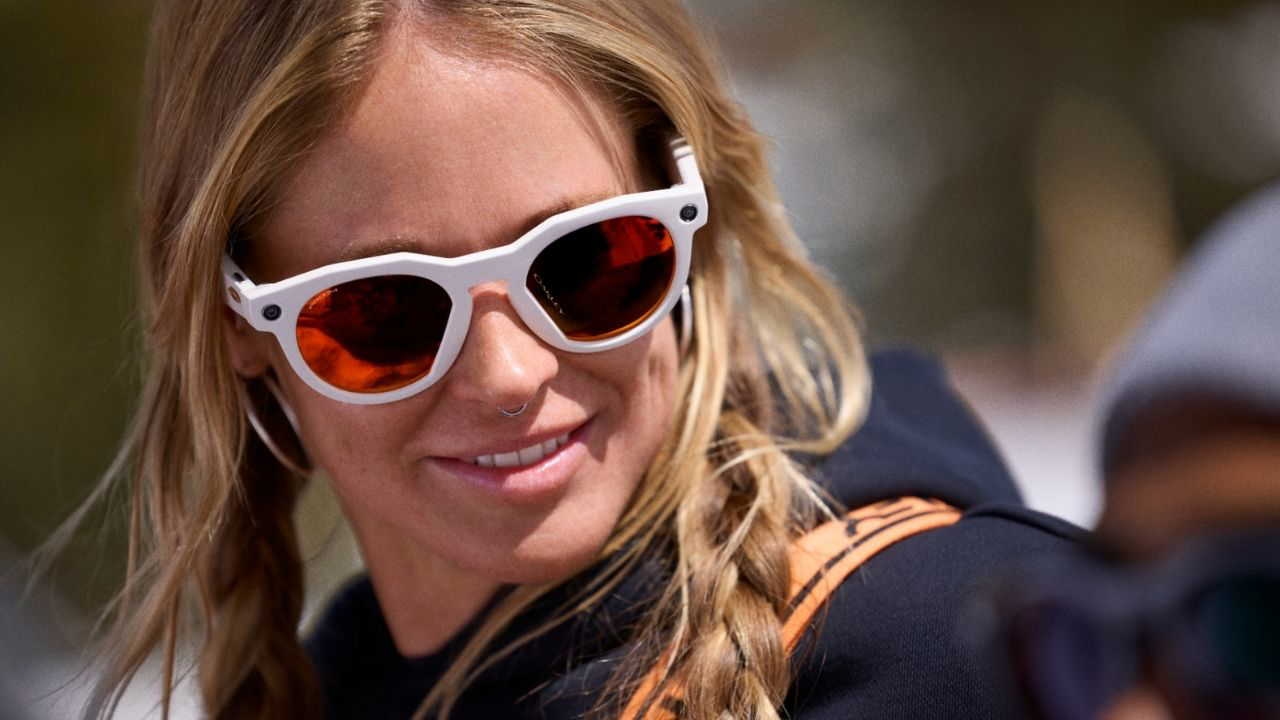 Meta i Oakley połączyły siły, aby wprowadzić na rynek nowe modele inteligentnych okularów