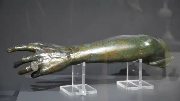 Parmağında yüzük olan 2 bin yıllık bronz kol parçası, 45 yıl sonra ilk kez sergide