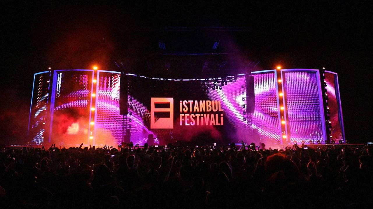 Yenikapı’daki etkinlikler sona yaklaşırken sahne Simge ve Mabel Matiz’indi: Festivalde aşk ve estetik