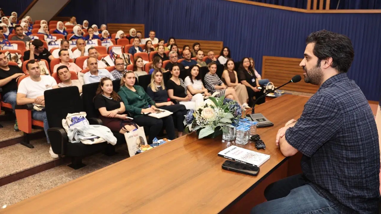 L'attore Uğur Uzunel ha parlato di Rıfat Ilgaz con i lavoratori di Marmarabirlik