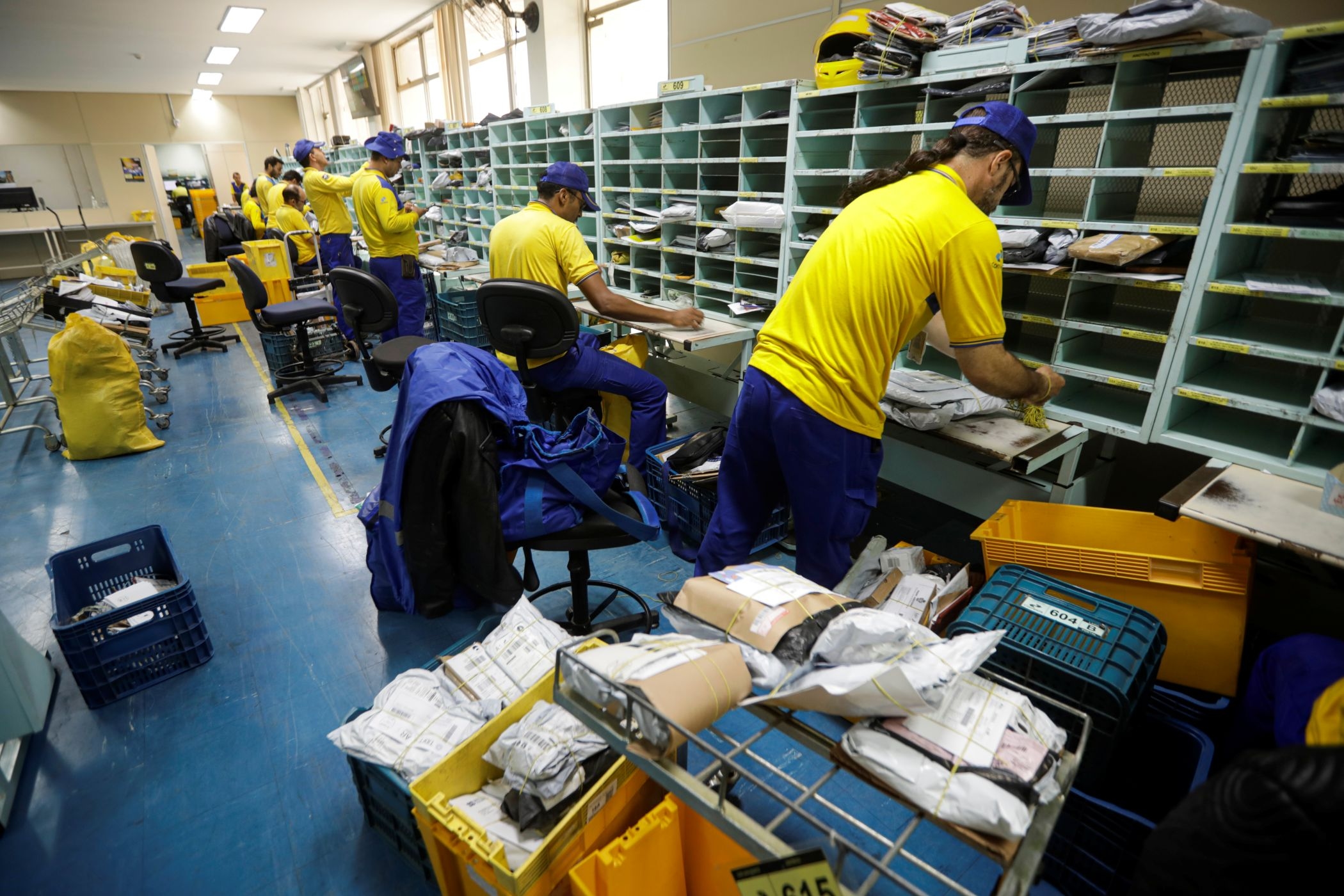 Milyar dolarlık zararın ardından Correios tatillerin askıya alındığını ve çalışma saatlerinin azaltıldığını duyurdu
