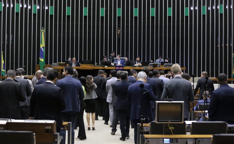 The Chamber of Deputies approves a bill that changes INSS rules and restricts loan payments.