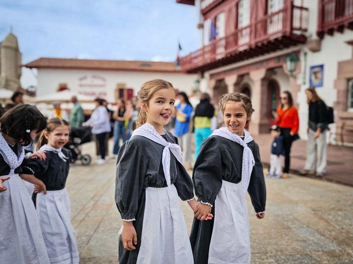 Bidart'ta 1.400 genç dansçı Dantzari Ttiki için gösteri yaptı