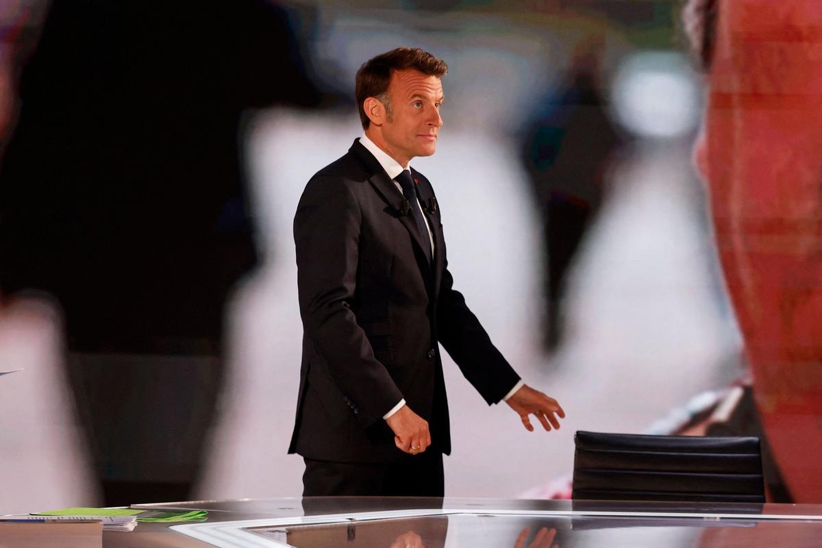 Entrevista a Emmanuel Macron: "Impotencia", "desconectado", "sin aliento"... Los críticos de la oposición atacan al jefe de Estado.