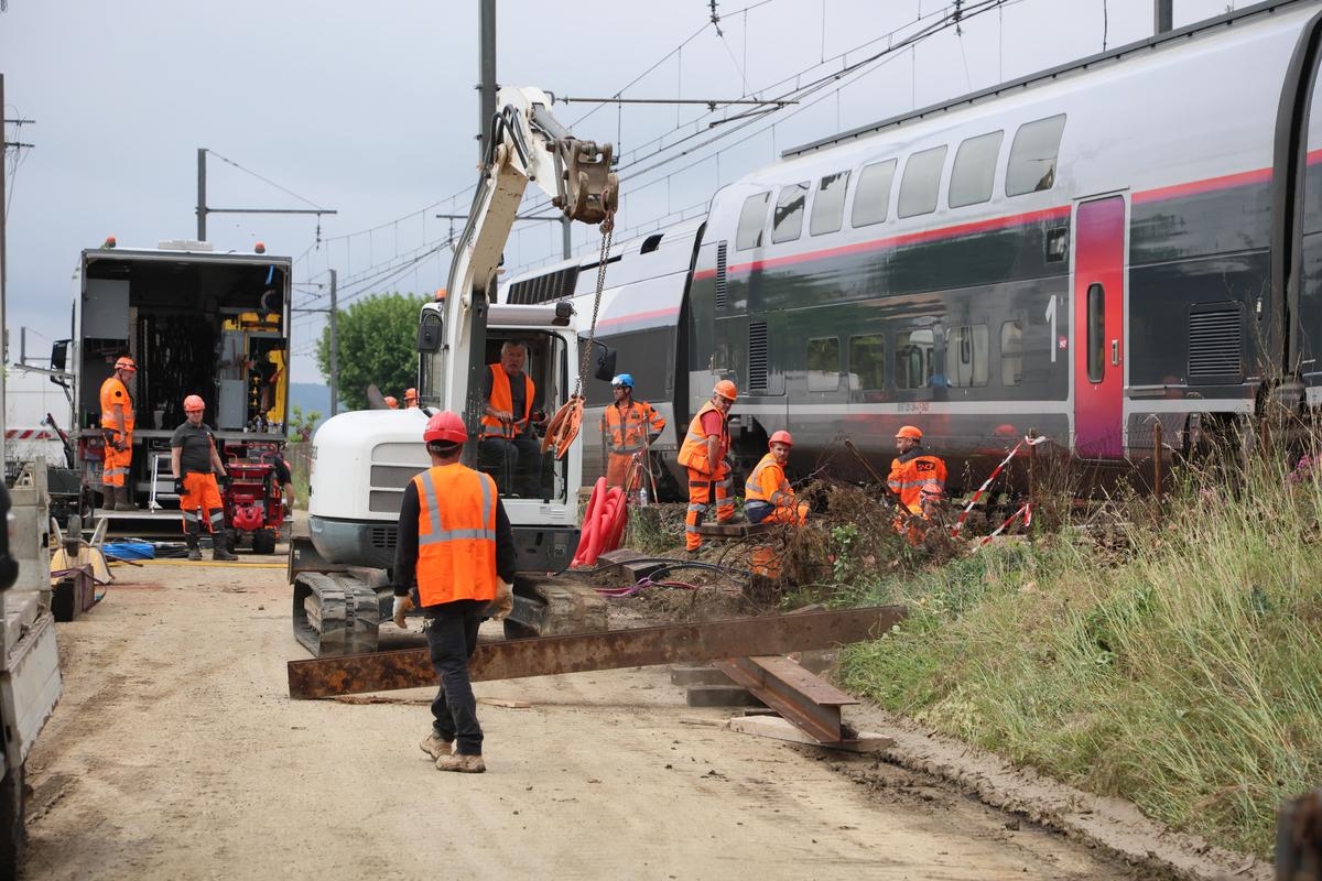 Accidente de tren en Tonneins: movimientos de tierra a la espera de que el vehículo se parta en dos