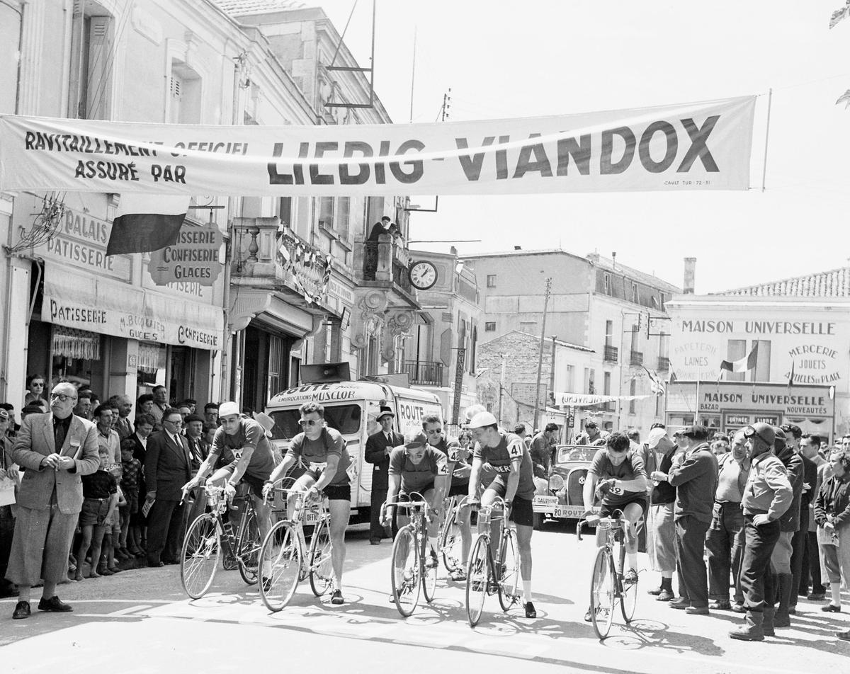 Play with the Eye of the Archives: guess the caption of our photos!