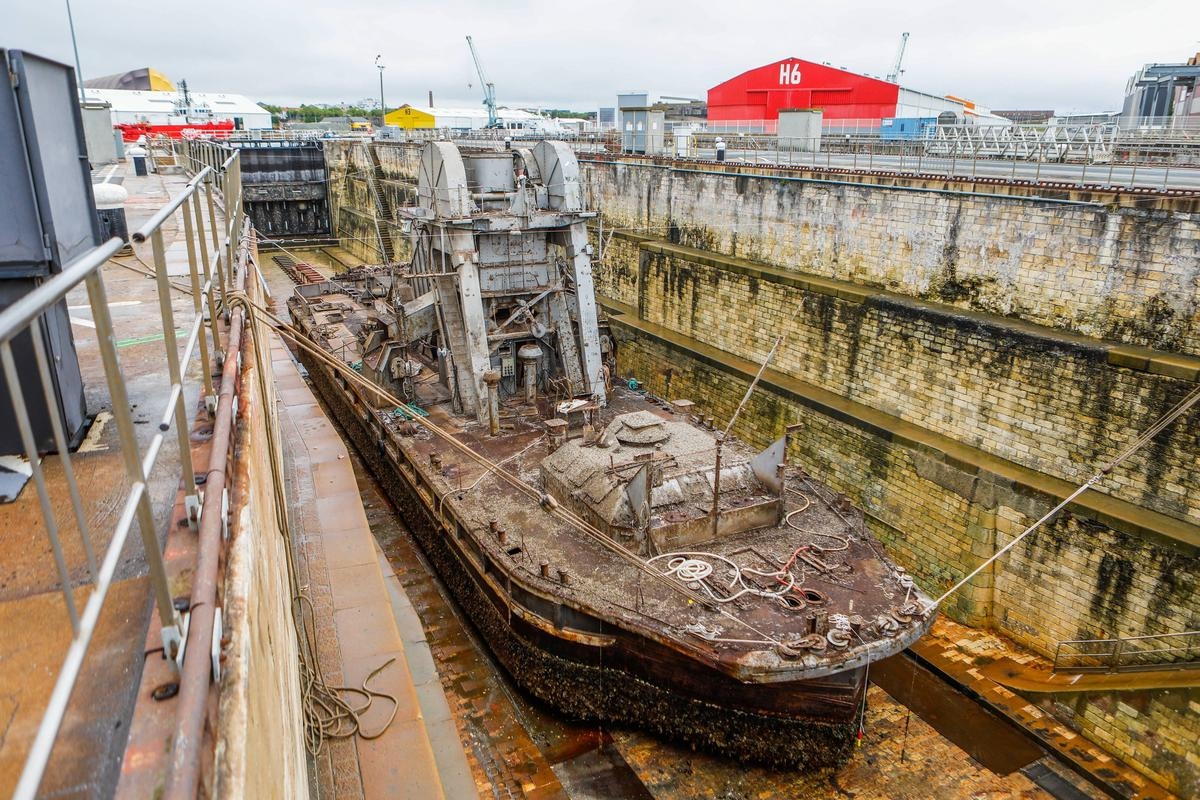 La Rochelle: destinata ad affondare, la vecchia draga portuale sarà finalmente smantellata