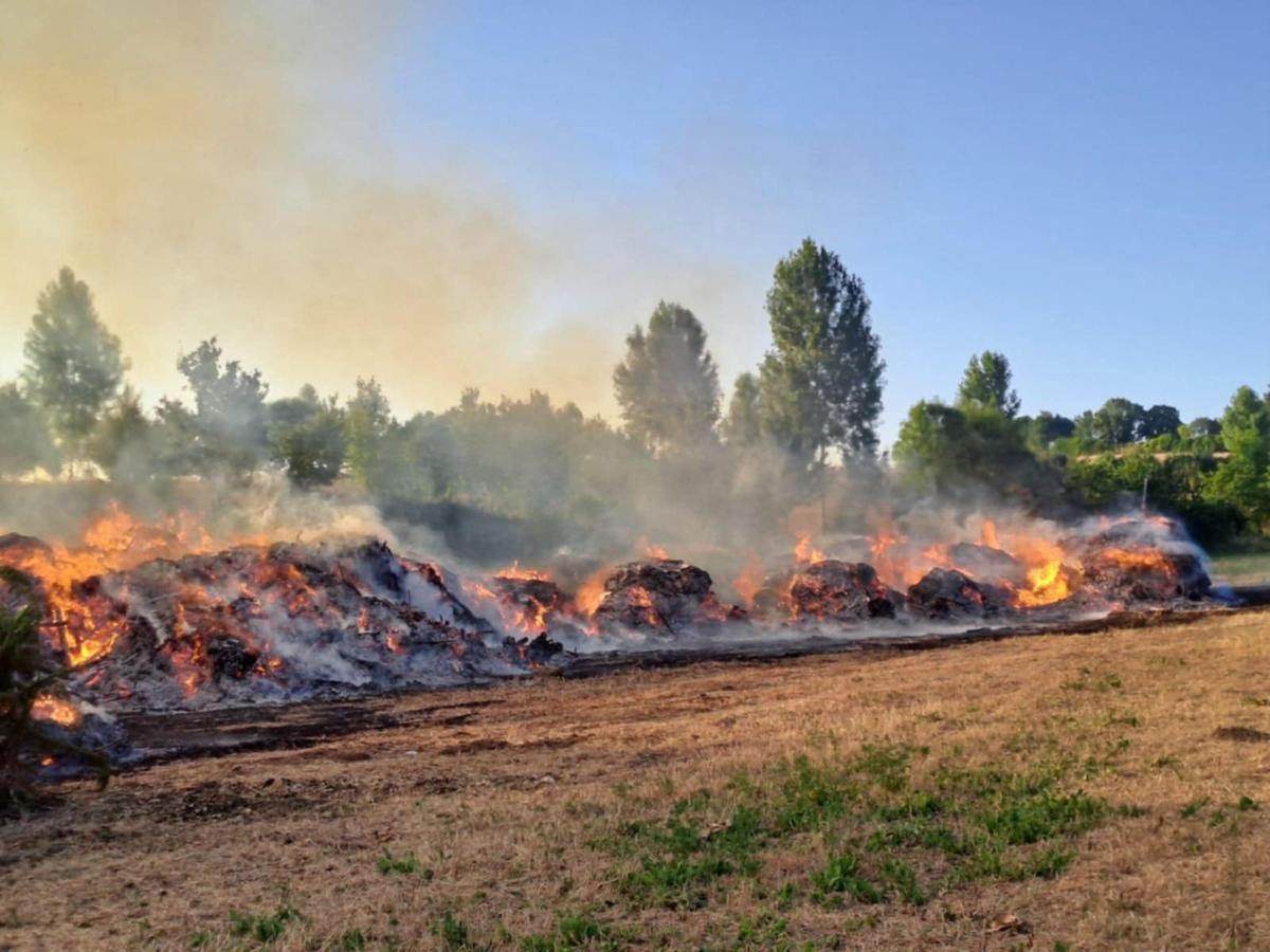Lot-et-Garonne: uma pilha de lenha em chamas