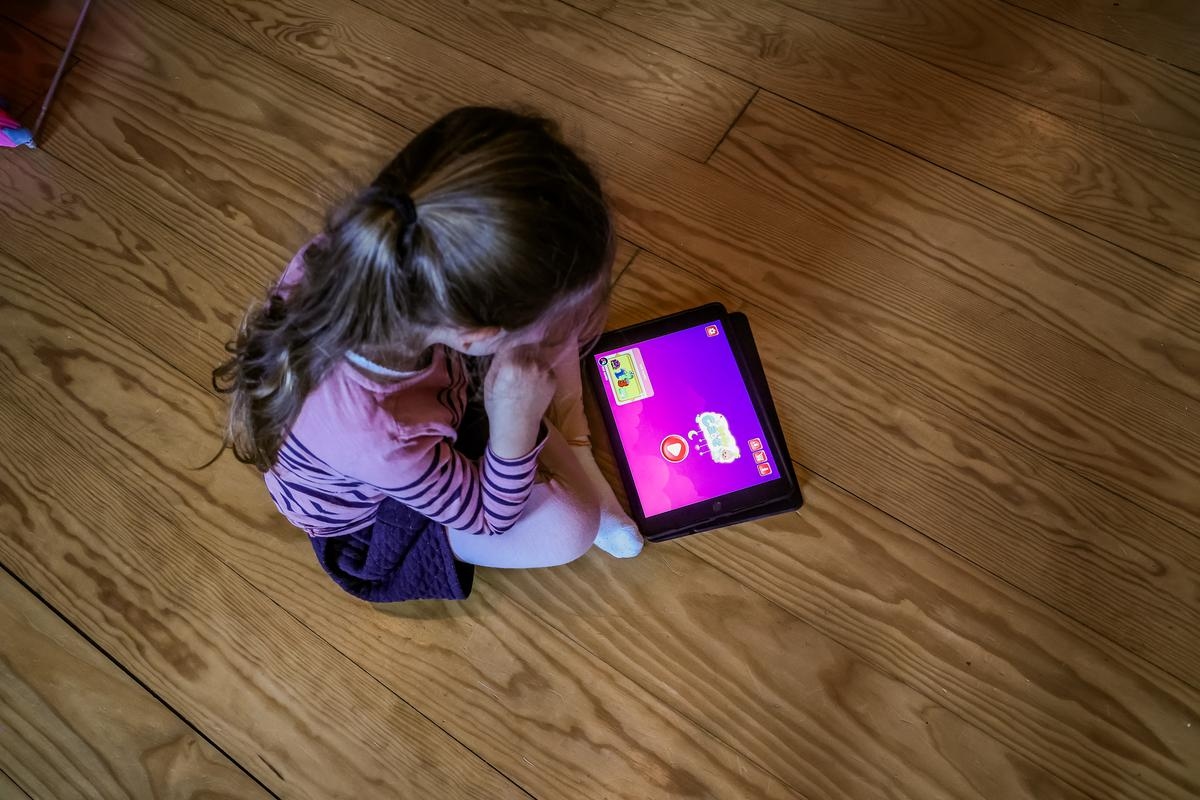 Bildschirme: Wie können Kinder vor den schädlichen Folgen geschützt werden?
