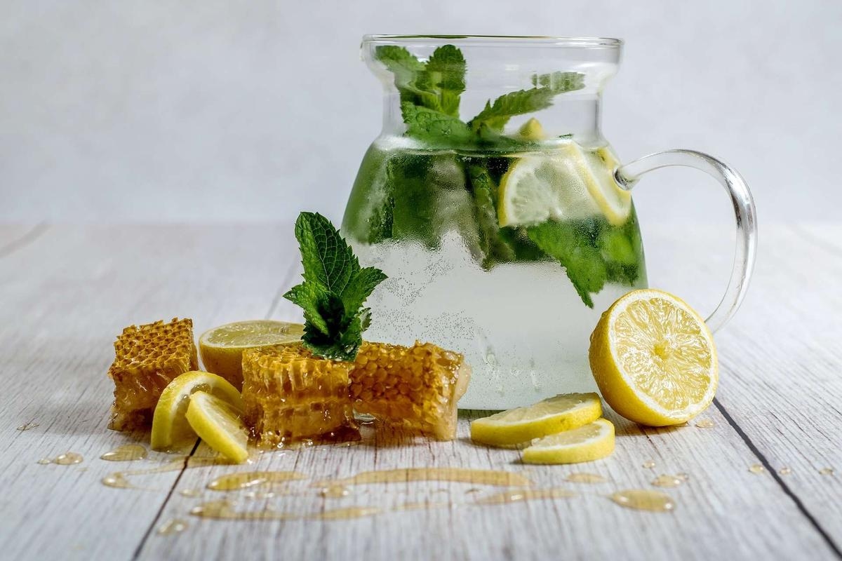 Heißer Sommer: Soll man kalt oder heiß trinken?