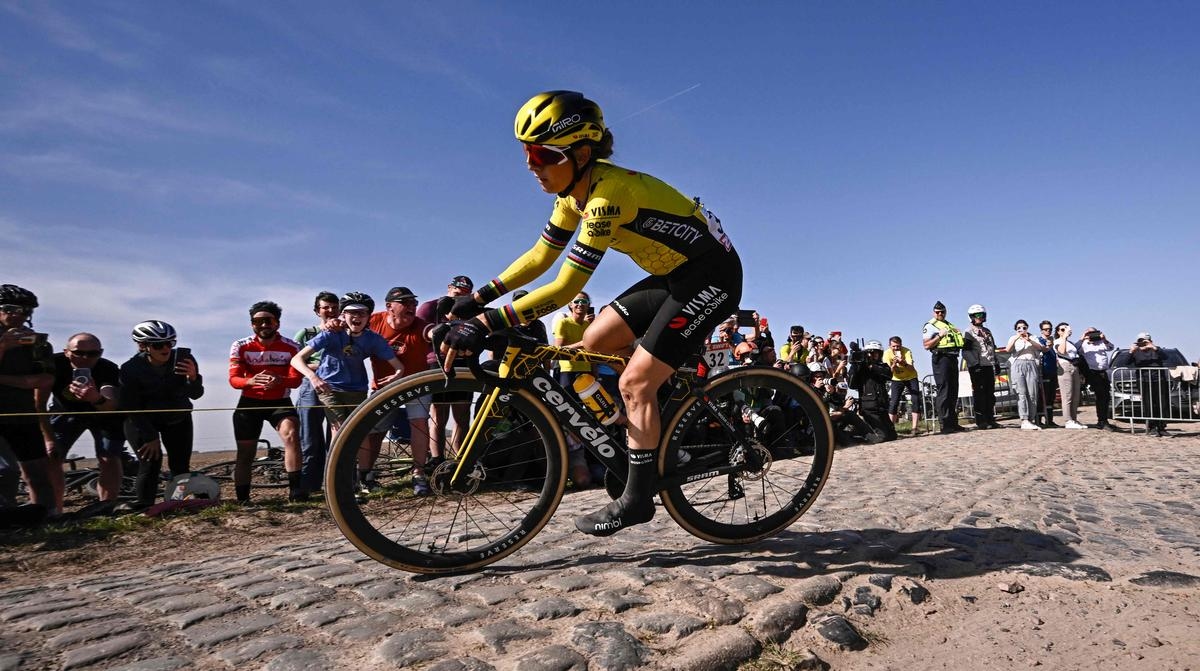 Kadınlar Tour de France: Pauline Ferrand-Prévot "çocukluk hayaline" doğru temkinli bir şekilde ilerliyor