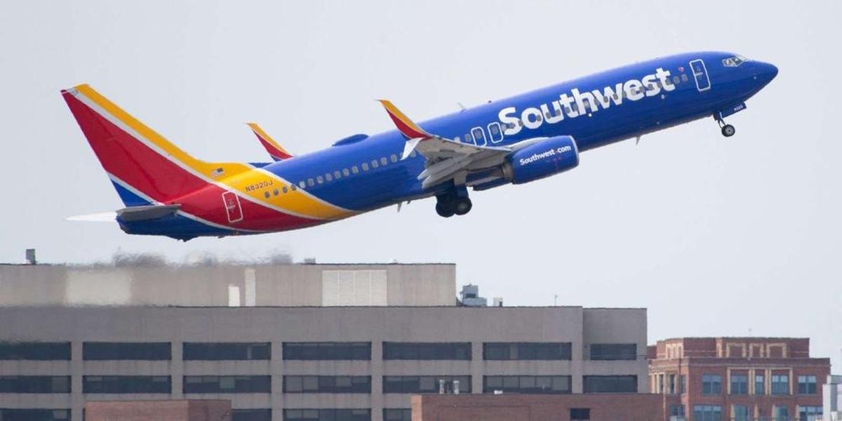 „Passagiere aus ihren Sitzen geschleudert“: US-Flugzeug stürzt ab, um Kollision zu vermeiden