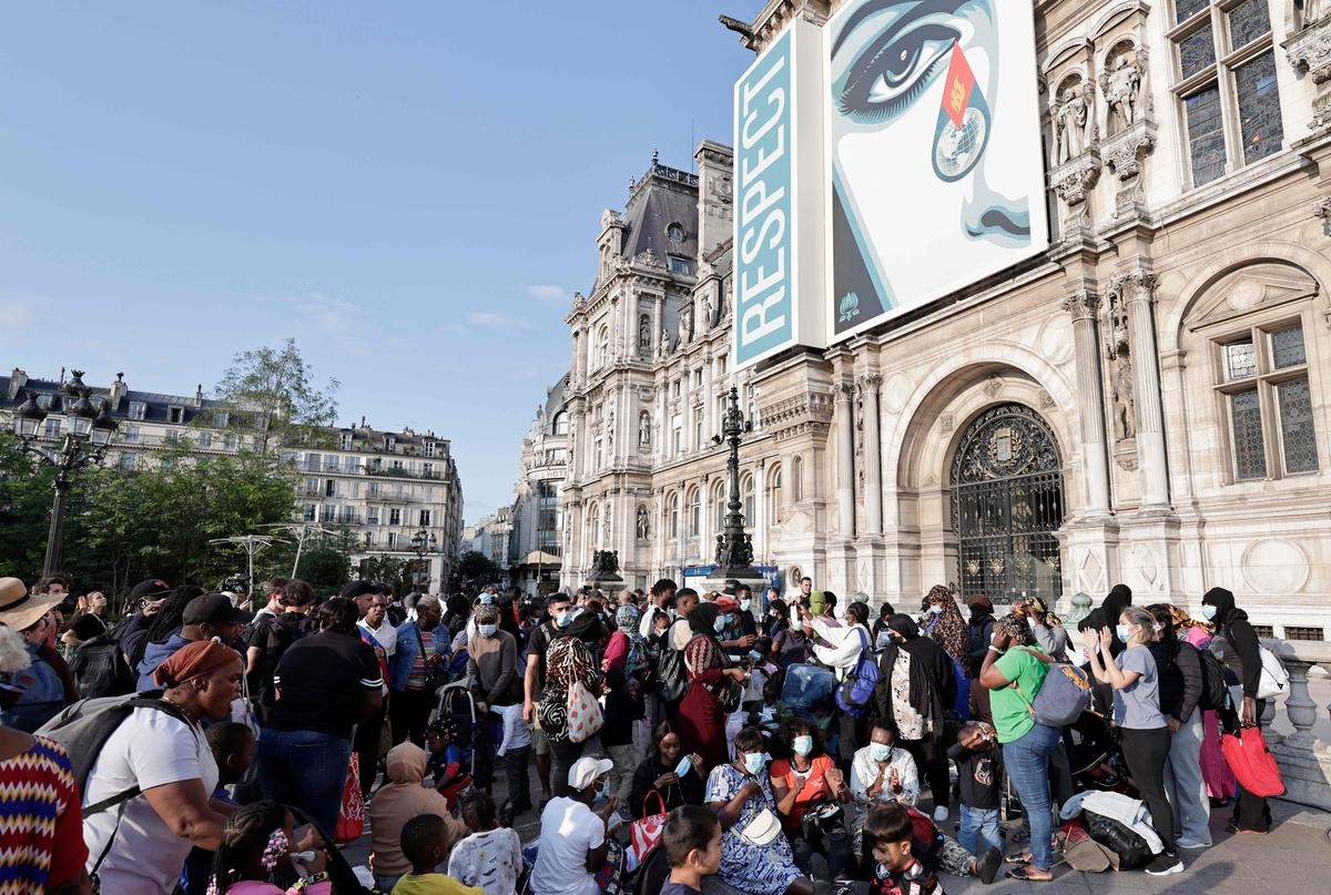 Mais de 200 migrantes sem-teto prontos para passar a noite em frente à Prefeitura de Paris