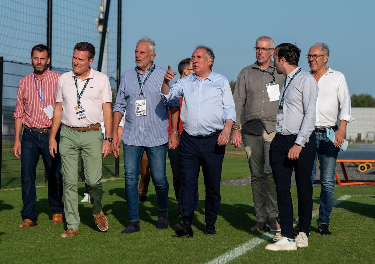 "Si alguien me hubiera dicho que el Pau FC ocuparía el puesto del Girondins en la Ligue 2...": así mima François Bayrou al club de Pau