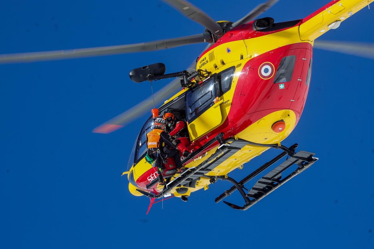 Pirineus: Menina queimada por café fervente é resgatada de helicóptero de cabana nas montanhas