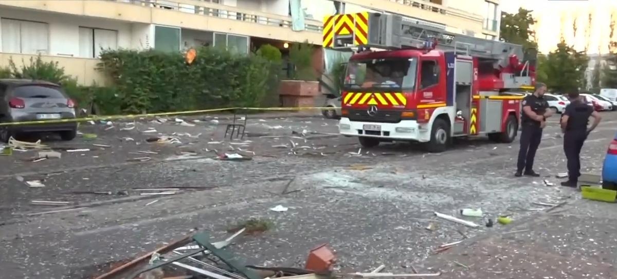 Vídeo: Explosão violenta em prédio perto de Lyon deixa um morto