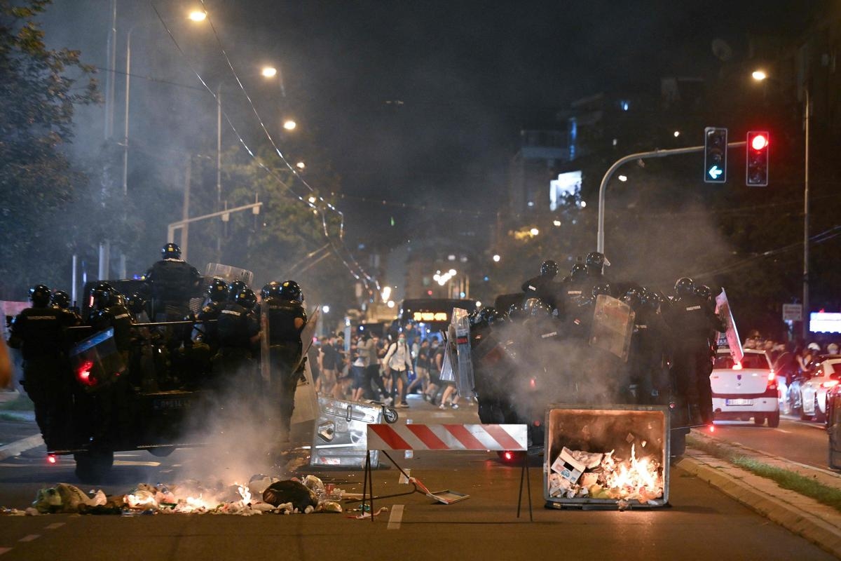 Serbia: Las oficinas del partido gobernante vuelven a sufrir daños durante las protestas en Belgrado