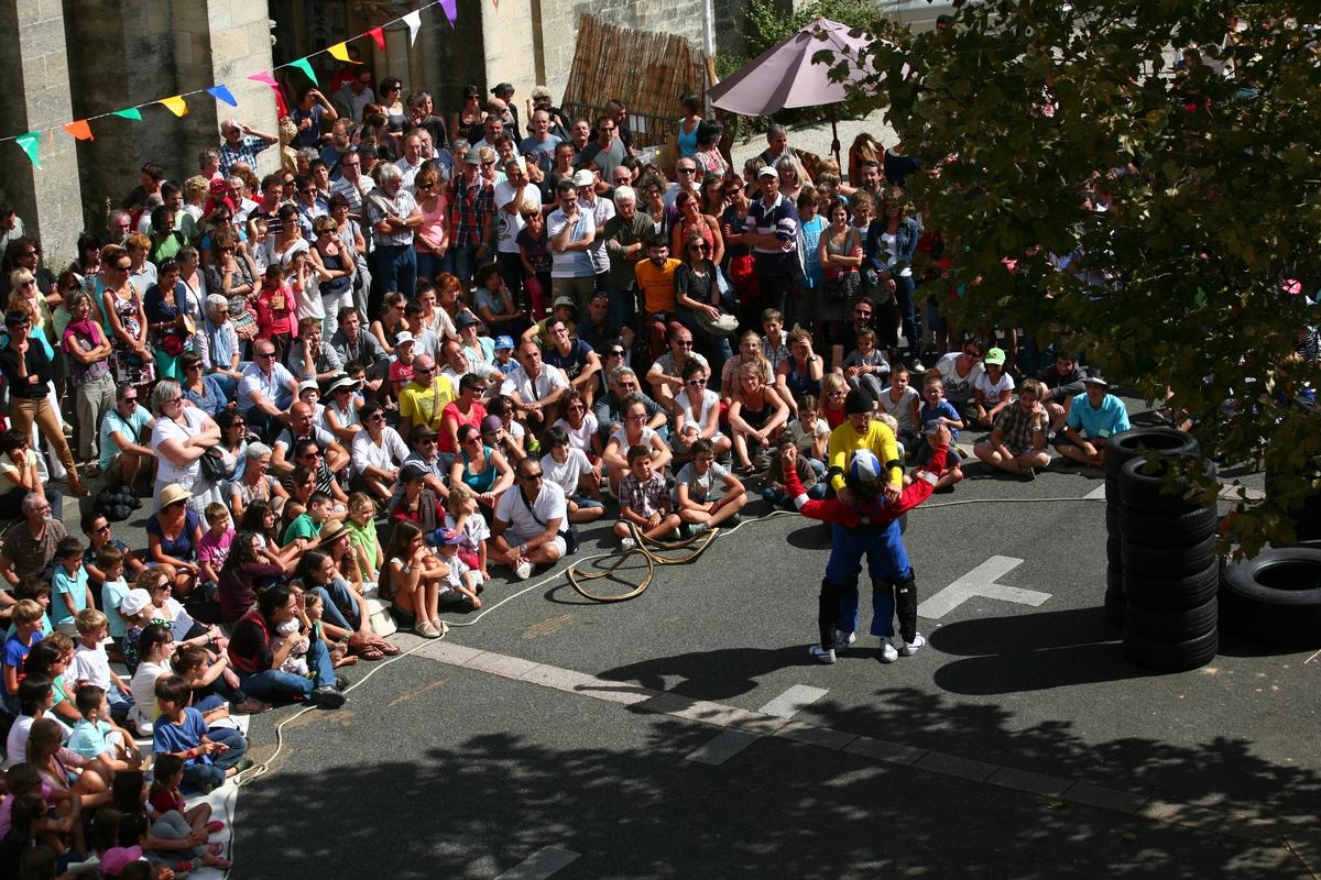 Landes: Mugron otwiera bal rodzinnego festiwalu sztuki ulicznej z 40 parami